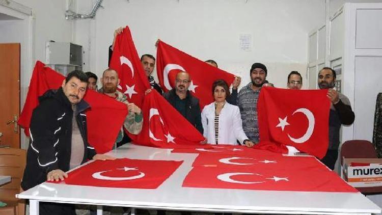 Türk ve Suriyeli kursiyerlerin diktiği bayraklar okullarda dalgalanacak