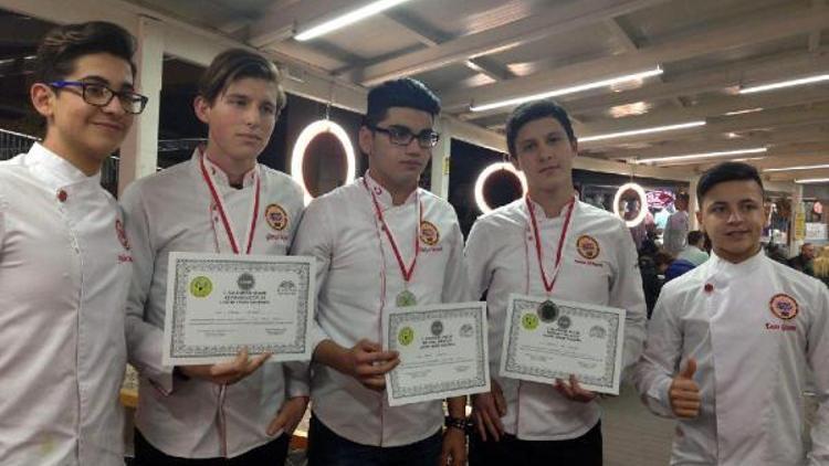 Genç aşçılar madalyaları topladı