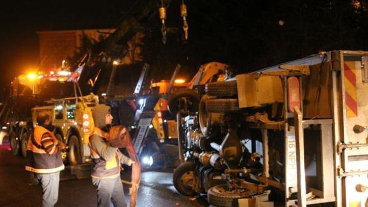 Bariyerlere çarpıp yan yatan kamyonet, metrobüs seferlerini engelledi (Geniş haber)
