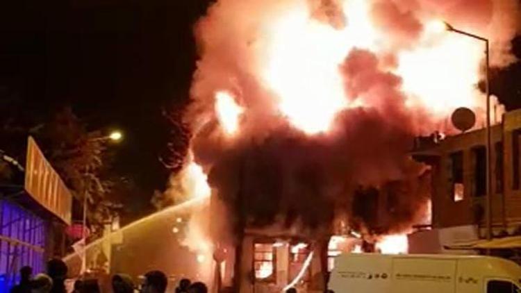 Bursada 2 katlı tarihi ahşap bina yandı, ev sahibine ulaşılamadı