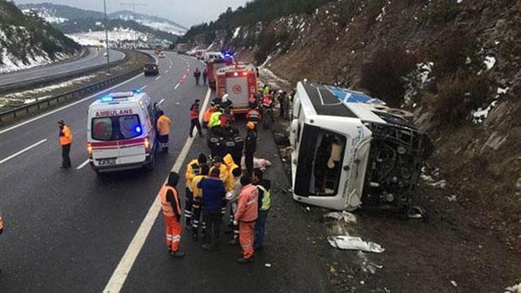Yolcu otobüsü devrildi: 2 kişi hayatını kaybetti, 20 yaralı