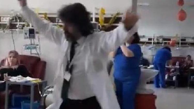 Doktor kemoterapi gören hastalara şarkı söyleyip, zeybek oynadı