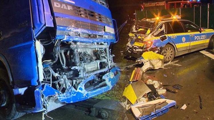 Almanya’da TIR, polis aracına çarptı: 1 ölü