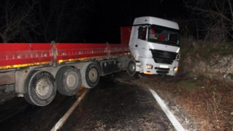 Yoldan çıkan TIR duvara çarptı, sürücü yaralandı