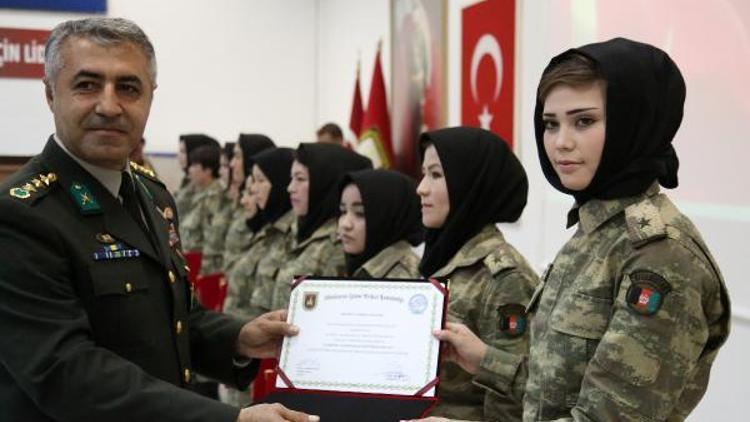 Afgan kadın subaylar savaşa hazır