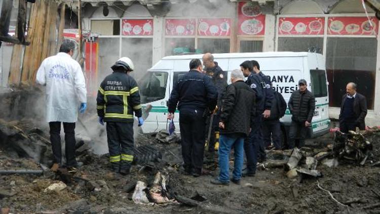 Bursada 2 katlı tarihi ahşap bina yandı, ev sahibine ulaşılamadı (2)