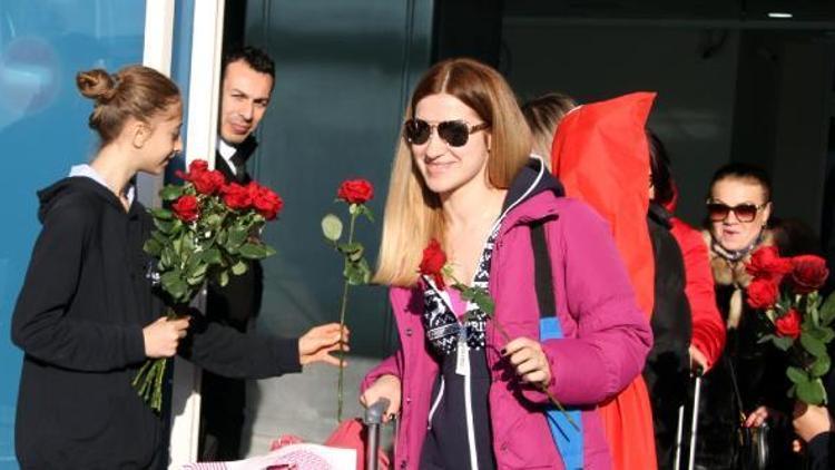224 Rus turist, Kayseride güllerle karşılandı