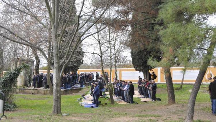 Hünkar Çayırının vakfa verilmesine tepki için cuma namazını tarihi namazgah önünde kıldılar