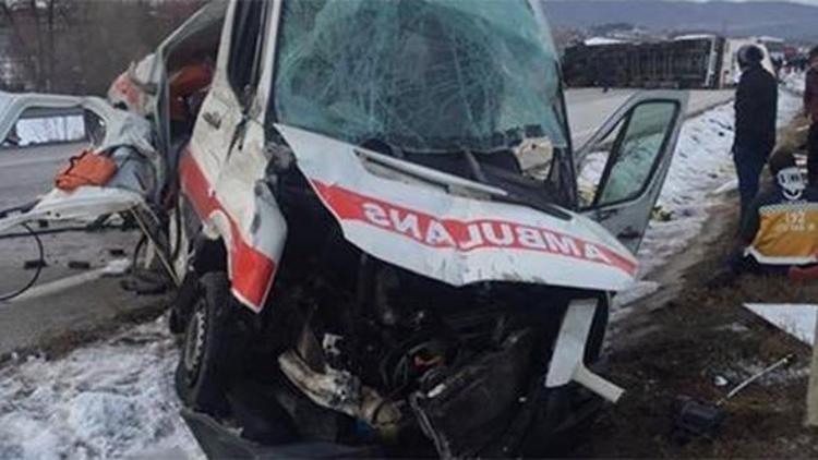 Çorumda ambulans kaza yaptı: 1 ölü, 3 yaralı