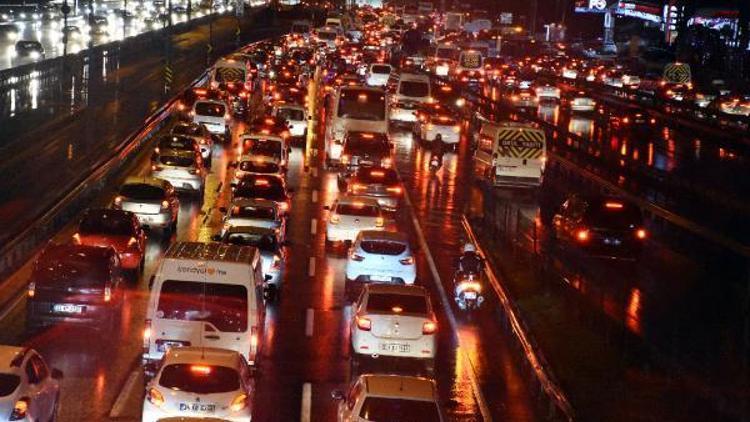 Yılın son mesaisi bitti, trafik durma noktasına geldi