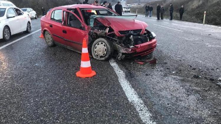 Bartında otomobilin çarptığı işçi servisi devrildi: 16 yaralı