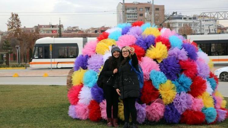 Eskişehirdeki dev buketlere solmayan çiçekler konuldu