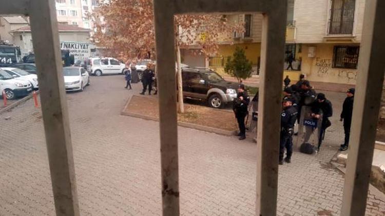 Diyarbakırda DBP kongresindeki pankartlara polis incelemesi