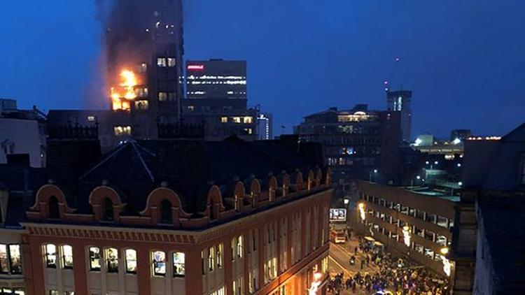 İngiltere’de 12 katlı binada yangın