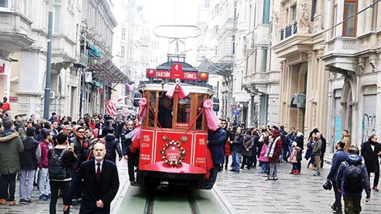 Tramvay yeniden seferde