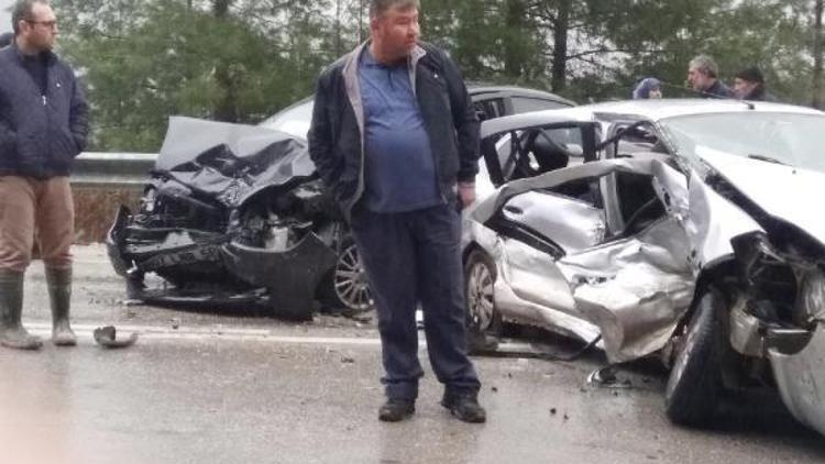 Ispartada 2 otomobil çarpıştı: 1 ölü, 5 yaralı