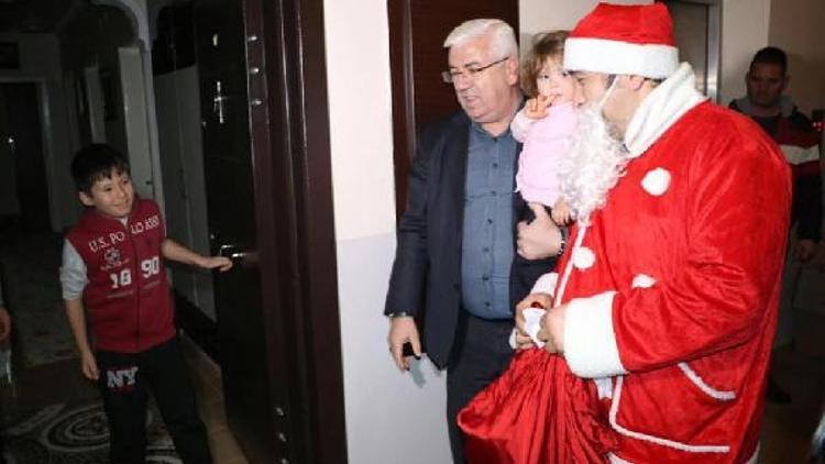 Ergene Belediye Başkanı Yükselden noel babalı kutlama