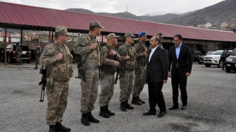 Vali Ustaoğlu, asker ve polisleri ziyaret edip, yeni yıllarını kutladı