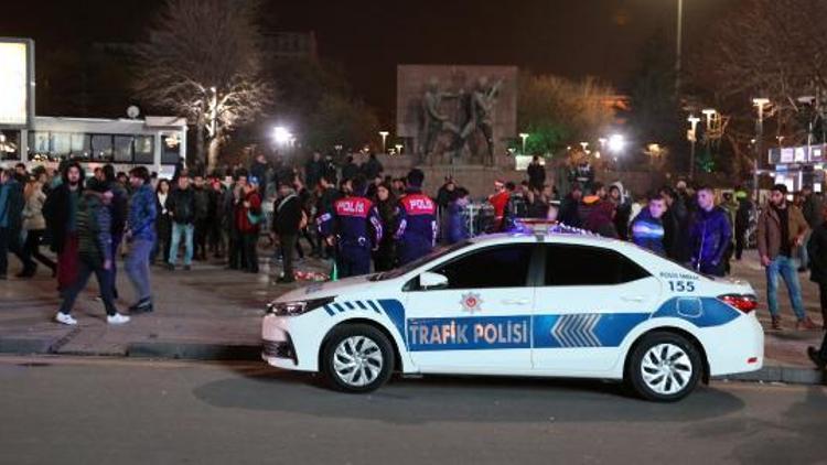 Ankarada Kızılay Meydanı trafiğe kapatıldı