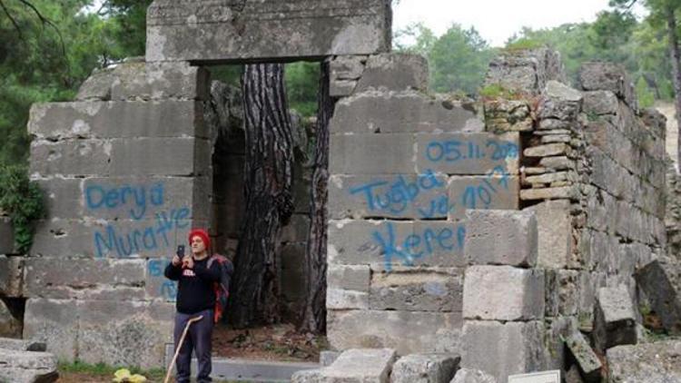 Antik yapıyı aşklarıyla kirlettiler