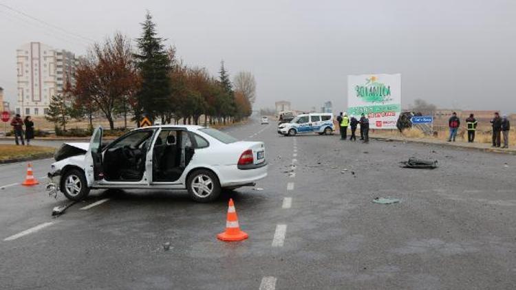 Niğdede hafif ticari araç ile otomobil çarpıştı: 6 yaralı