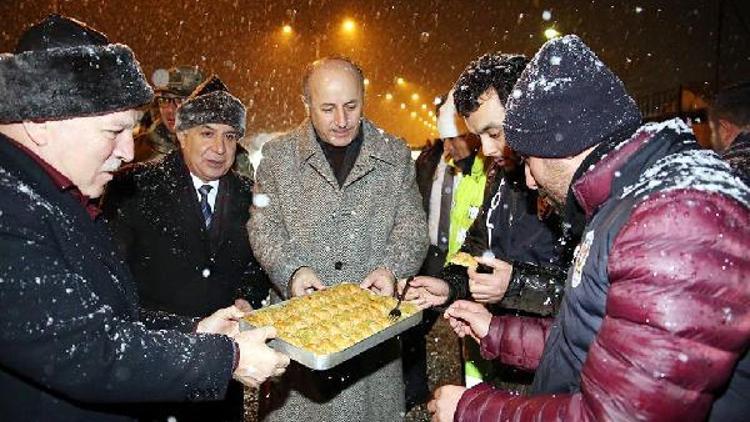 Validen yılbaşında görev yapan asker ve polislere baklava