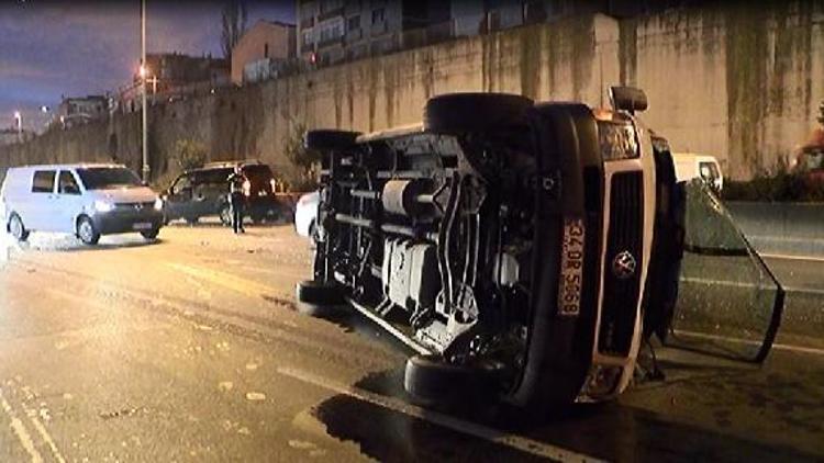 Bayrampaşada trafiği kilitleyen kaza; 4 yaralı  (2)