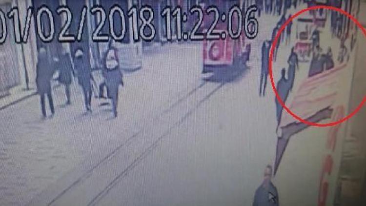 İstiklal Caddesinde kadının başına tahtanın düşme anı kamerada (1)