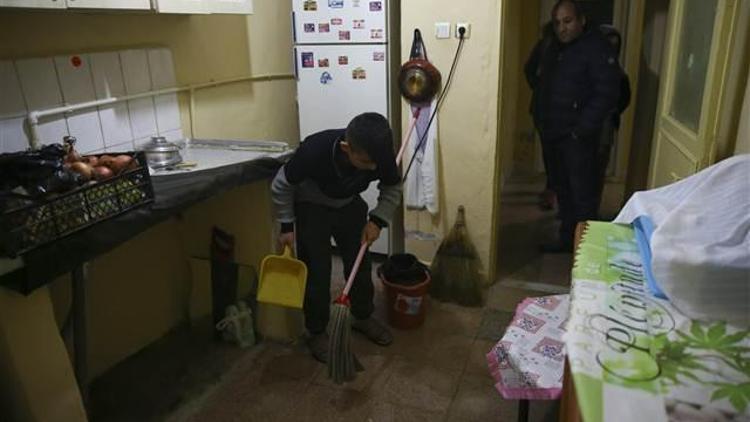 İstanbul’da rögarlar tıkandı, ev ve iş yerlerini su bastı