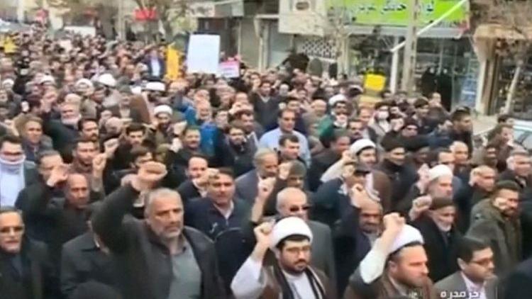 Son dakika İranda on binlerce kişi sokakta