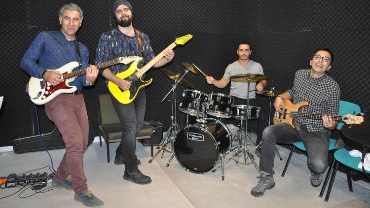 Kalp cerrahı profesörden müzik grubu