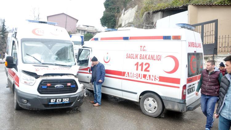 Ambulans trafik sıkışınca ters yöne girdi, bir başka ambulansla çarpıştı