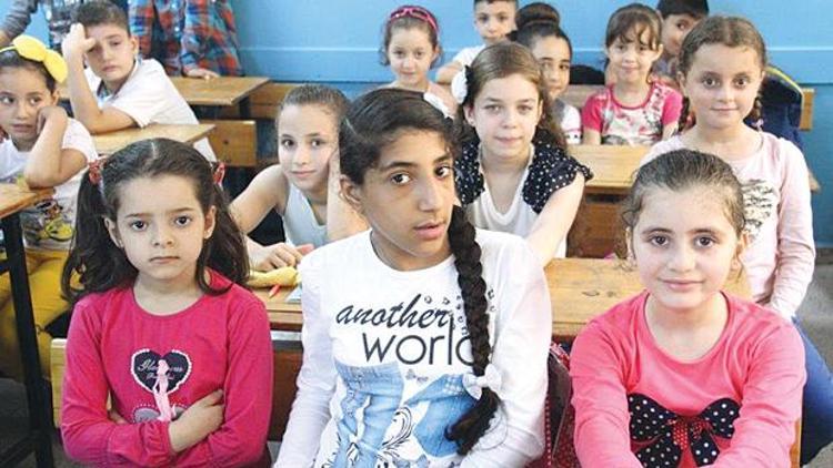 Suriyeli öğrencilere eğitim veren öğretmenler kadro bekliyor