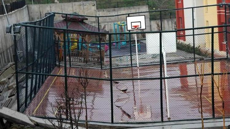 Okul bahçesinde heyelan... Basketbol sahası ikiye bölündü