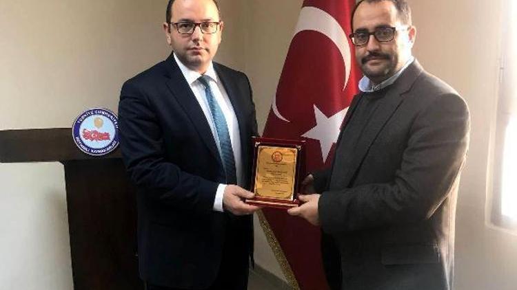 Görev süresi biten vakıf üyelerine plaket