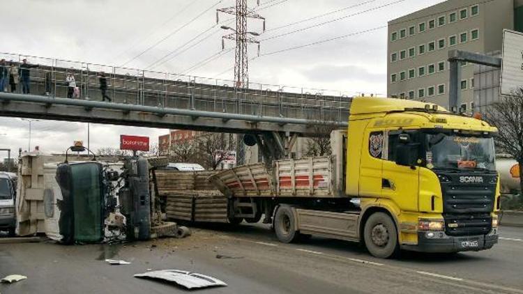 Kamyon yüklü TIR üst geçide çarptı