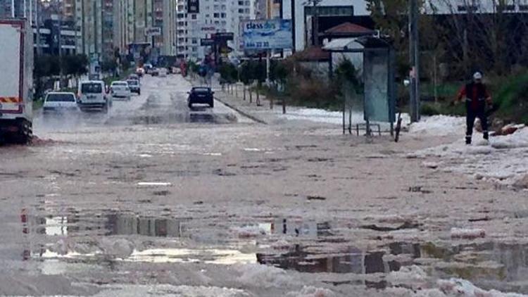 Mersin dolu yağışı ile beyaza büründü