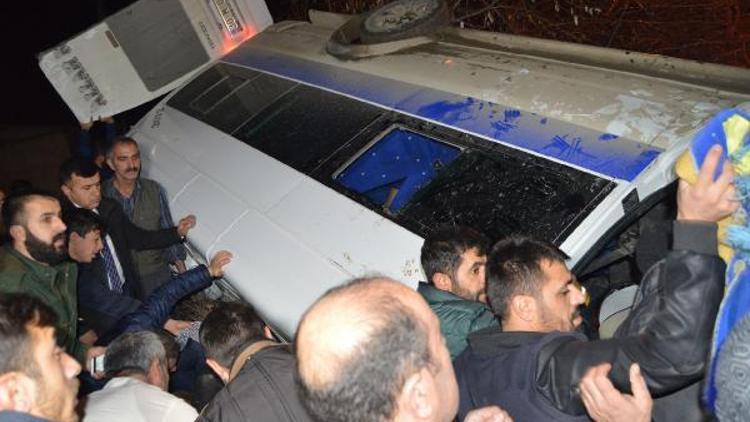 Hakkari’de yolcu minibüsü devrildi: 1 ölü, 4 yaralı