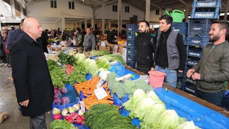 Başkandan pazar esnafına ziyaret