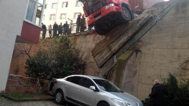 Freni boşalan TIR, site duvarını yıktı