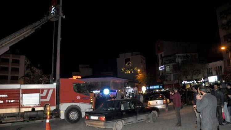 Eşi evi terk edince direğe çıkıp intihar etmek istedi