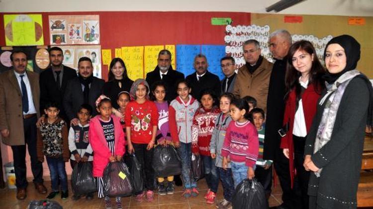 Türk ve Suriyeli 300 öğrenciyi kırtasiye ve giysi yardımı