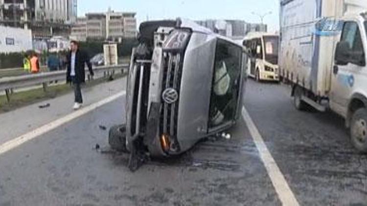 Uçağa yetişmeye çalışan pilot aracıyla takla attı