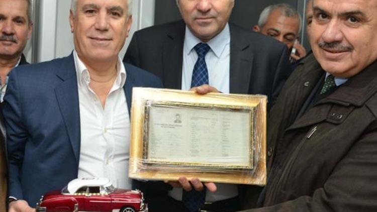 Başkan Bozbey’e, babasının kullandığı taksinin maketi hediye edildi