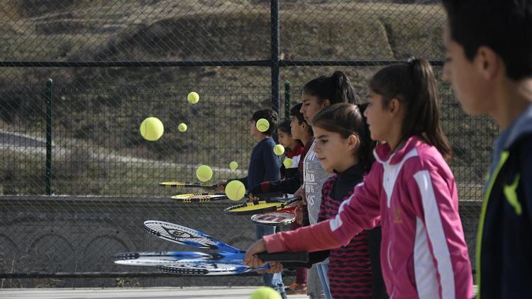 Köy okulu öğretmeni, çocukları tenisle tanıştırdı