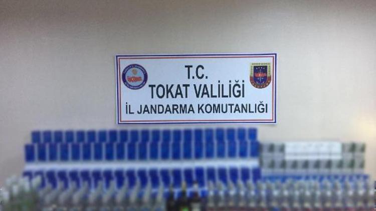 Tokatta yolcu otobüslerinde kaçak sigara ve içki ele geçirildi