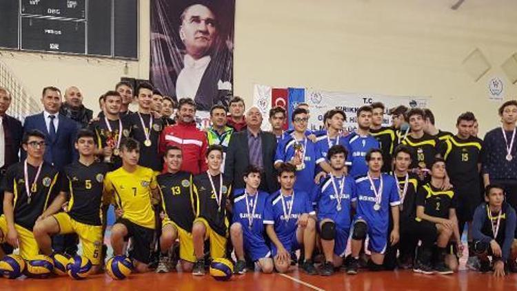 Kırıkkalede Şehit Hakan Yorulmaz Spor Lisesi voleybolda şampiyon oldu
