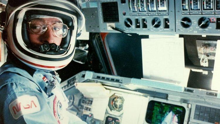 NASAnın efsanevi astronotu John Young yaşamını yitirdi