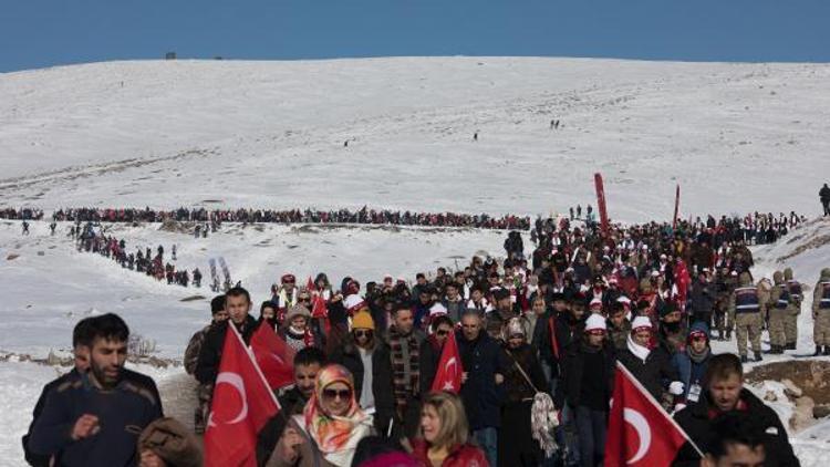 Sarıkamış şehitleri için -15 derecede nöbet tutup yürüdüler