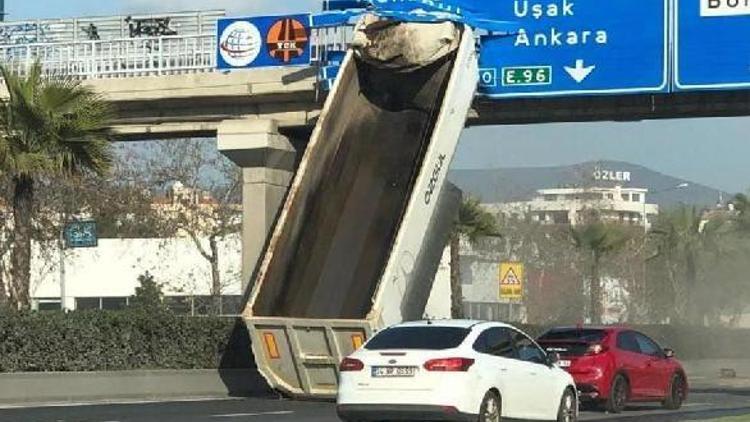 Kamyonun kasası, üst geçide takıldı